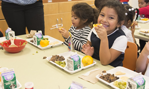 Kids eating lunch